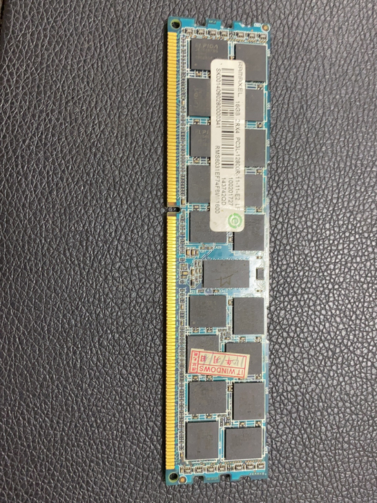 出一根服务器内存条，看清楚，服务器内存，服...