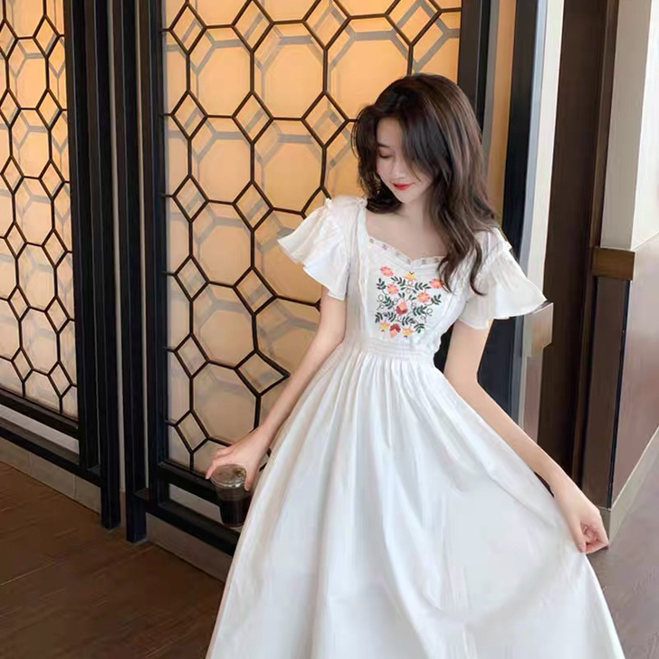 法式白色方领小飞袖连衣裙夏新款初恋森系温柔...