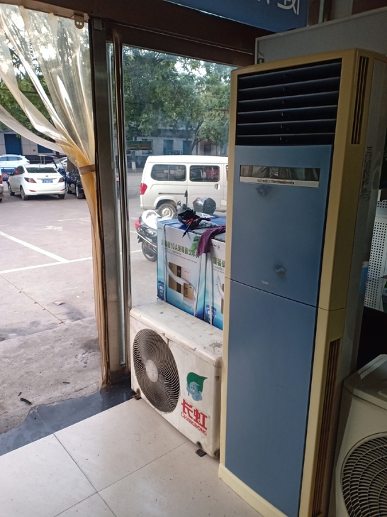 长虹2匹柜机谁要速度，修好能用，带25平米...