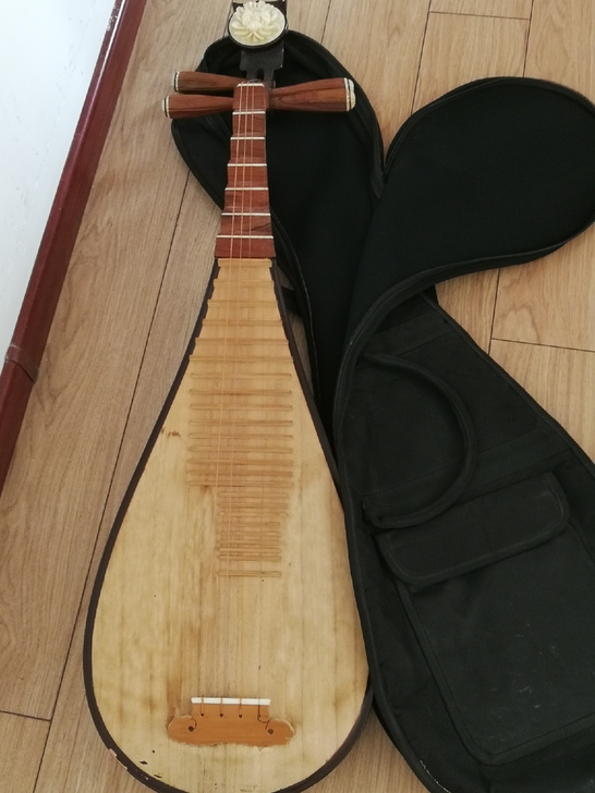 山师大定制购买乐器琵琶，近两三年未用，漆面...