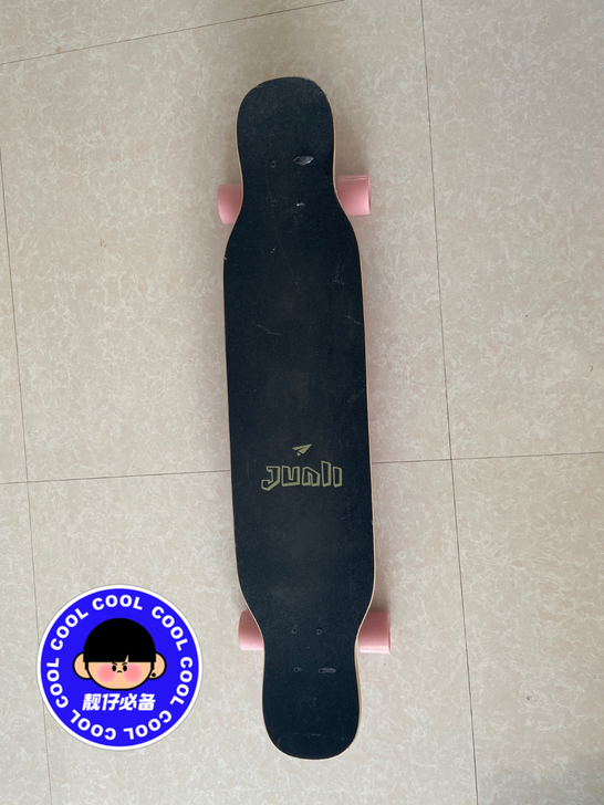 新滑板就玩了两次 成色很新 可爱的粉色 因...