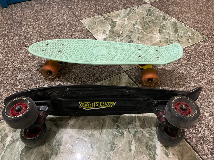 出两个小鱼板，滑板，香蕉板，闲置用品，50...