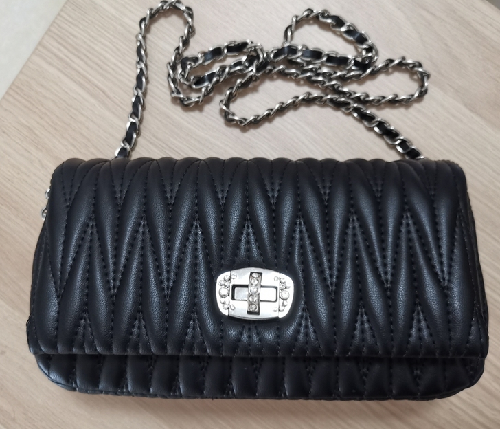 包包30元,钱包20元,都全新,一直没用上...