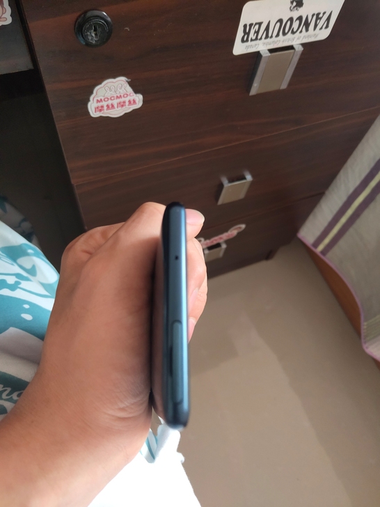 索尼xz2国际版64g，支持移动联通，屏幕...