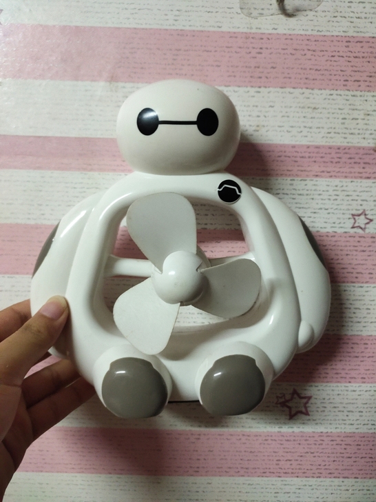 大白  风扇，里面有电池，可以蓄电，送数据...