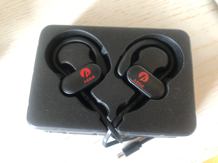 京东赠送的蓝牙耳机，仅拆开看看未使用