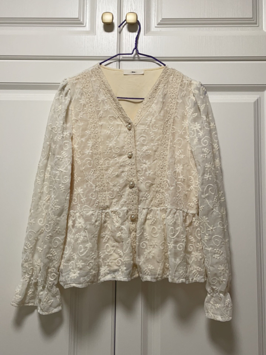 奶白色法式蕾丝重工雪纺甜美衬衫