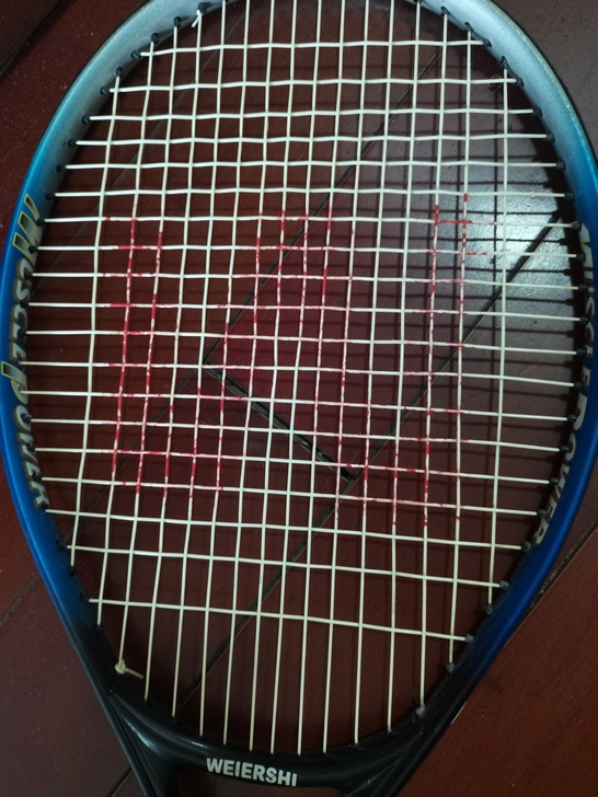 以前买的网球拍了，有使用的痕迹，但是手柄，...