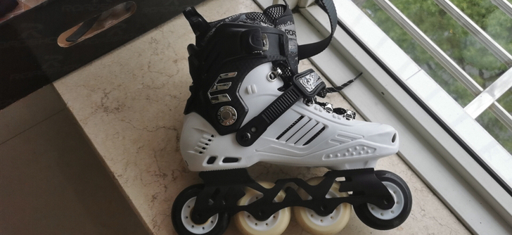 乐秀轮滑鞋，36码，专业轮滑鞋。大学入轮滑...