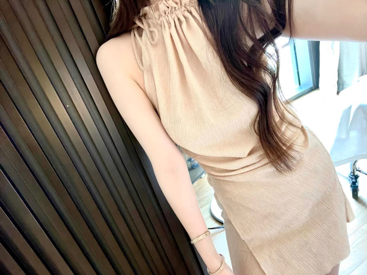 7.6下午三点肌理感褶皱抽绳裸色背心裙套装