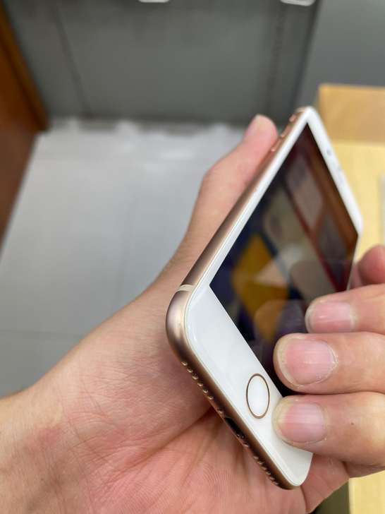 iPhone 8 64G金色。 无拆修功能...