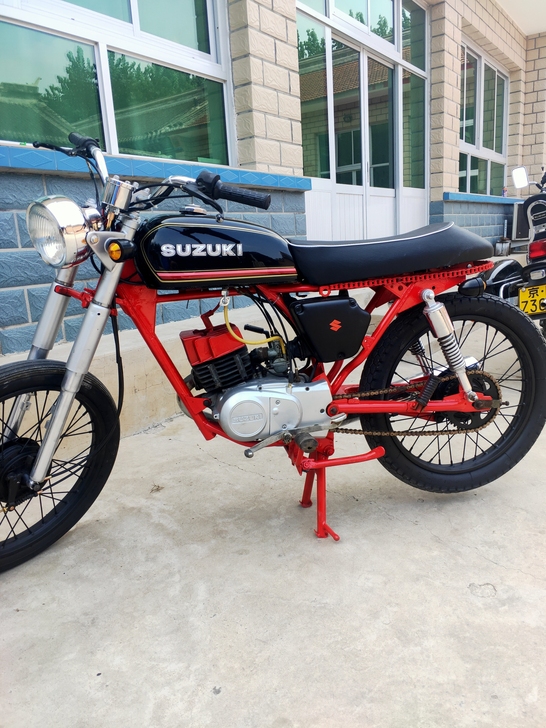 Ax100两冲摩托改装复古，新车啥样它啥样