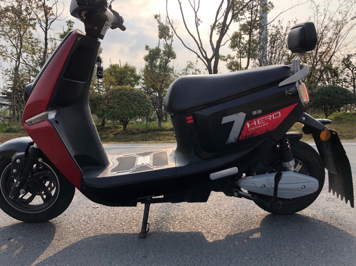 雅迪 莱特电动车60v20a 能跑45公里...