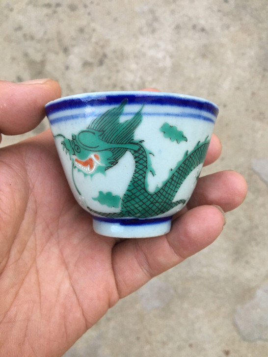 一对小杯子，上面画条青龙