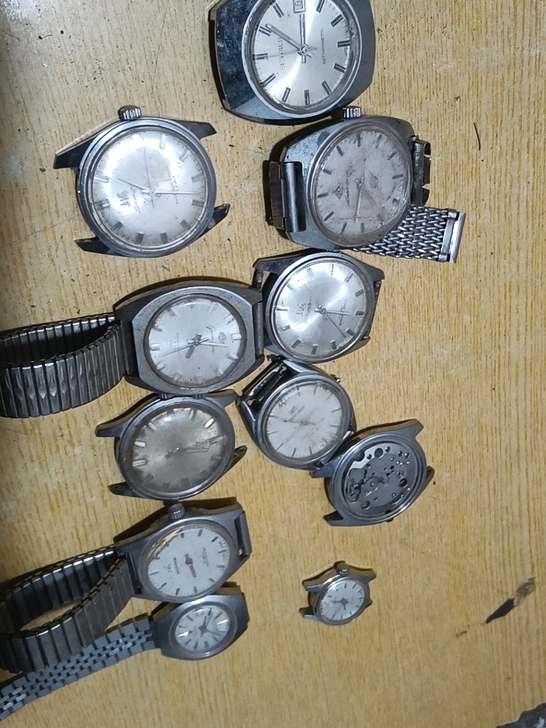 老式手表，机械表，发条手表。有的会走有的不...