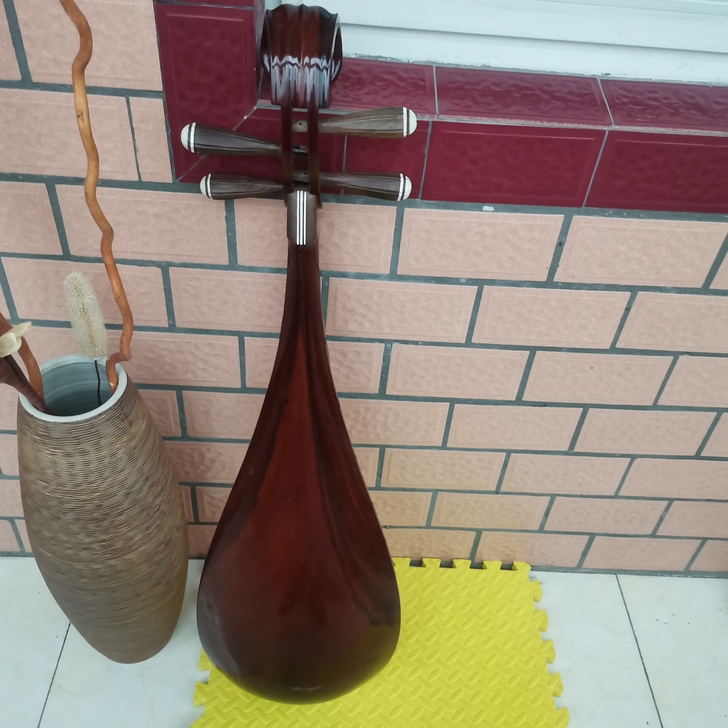 红木成人琵琶。 3.3公斤左右。