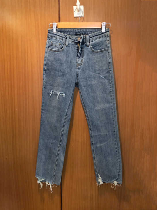全新女25-27码直筒牛仔裤。