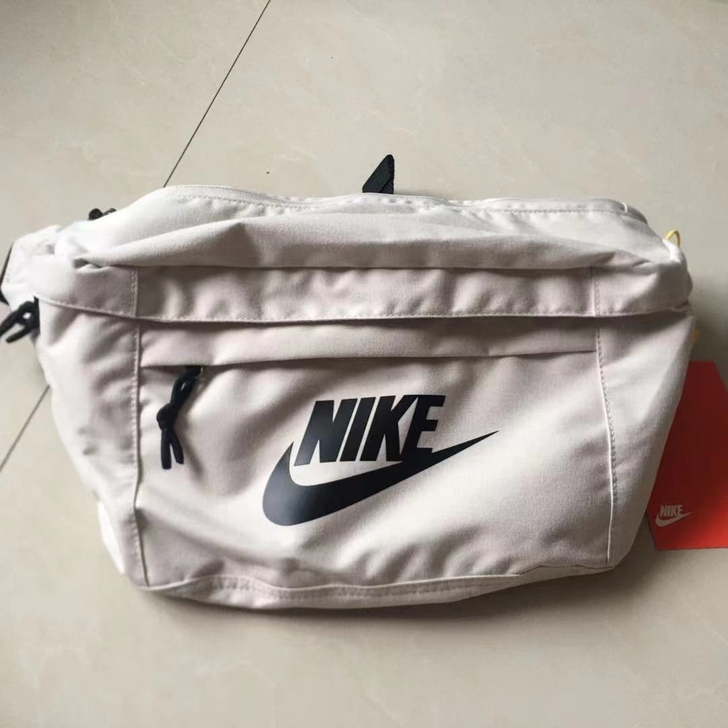 出个人闲置 王一博同款耐克腰包 买来拍照背...