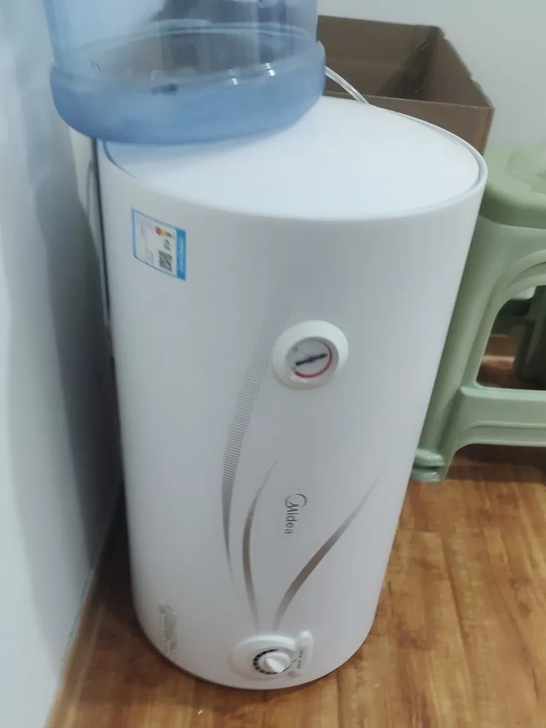美的热水器一台。长65厘米。可以正常使用。...