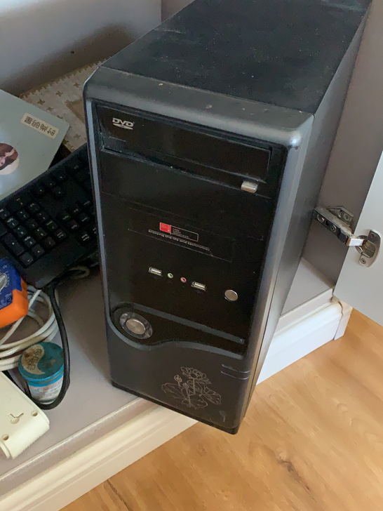闲置机箱带电源 还有一块老式的并口硬盘