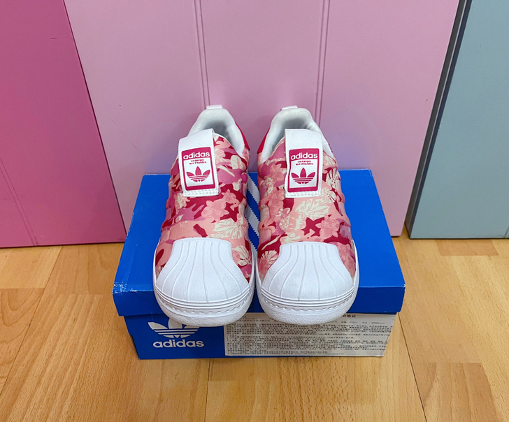 Adidas阿迪达斯运动鞋，9成新，孩子没...