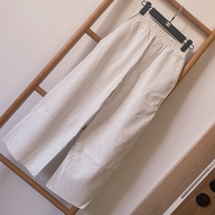很气质的白色皮裤