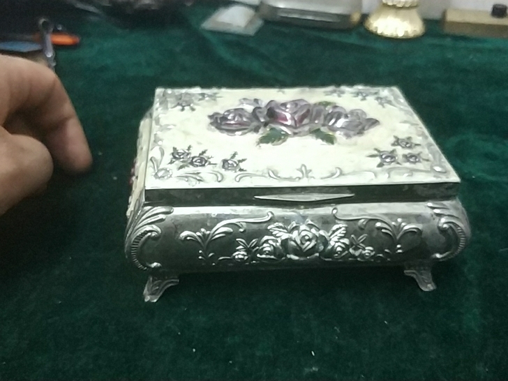 F215一个挺漂亮的合金破盒子，盖子掉了，...