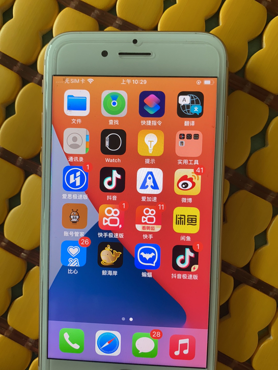 苹果8黑白各一个没有修过。电池换过。一个7...