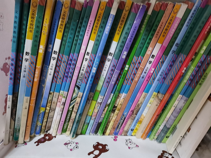全套初中课本。具体价钱私聊。