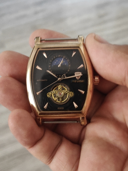 全自动机械手表，正常走时，成色好，低价转让...