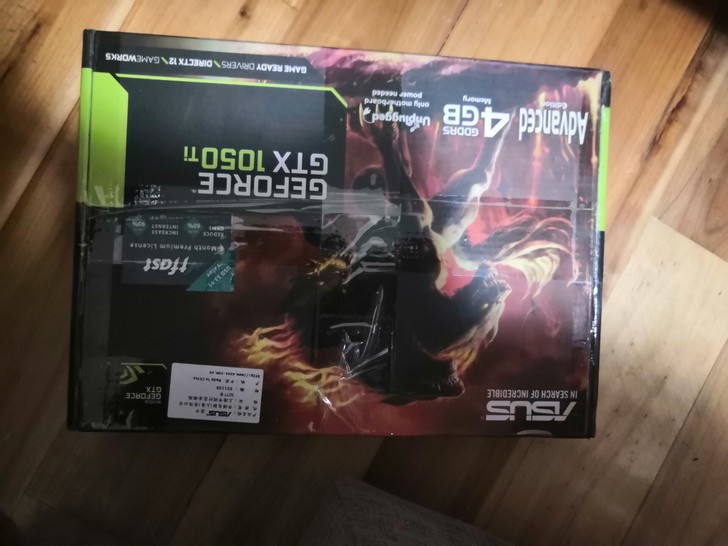 华硕GTX 1050 Ti显卡的包装里面放...