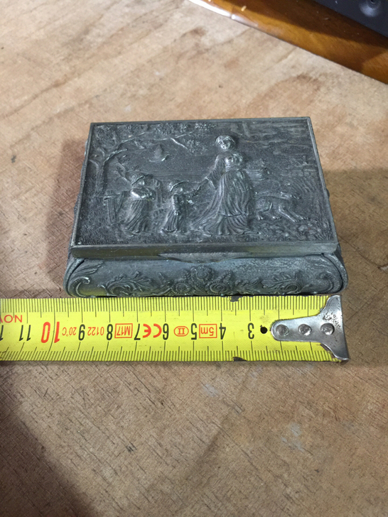 女用首饰盒，具体材质不祥，应该是什么合金吧