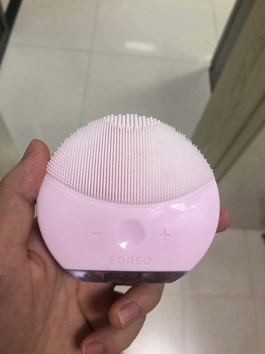 露娜洗脸仪。我角质层太薄了，买回来用了两次...
