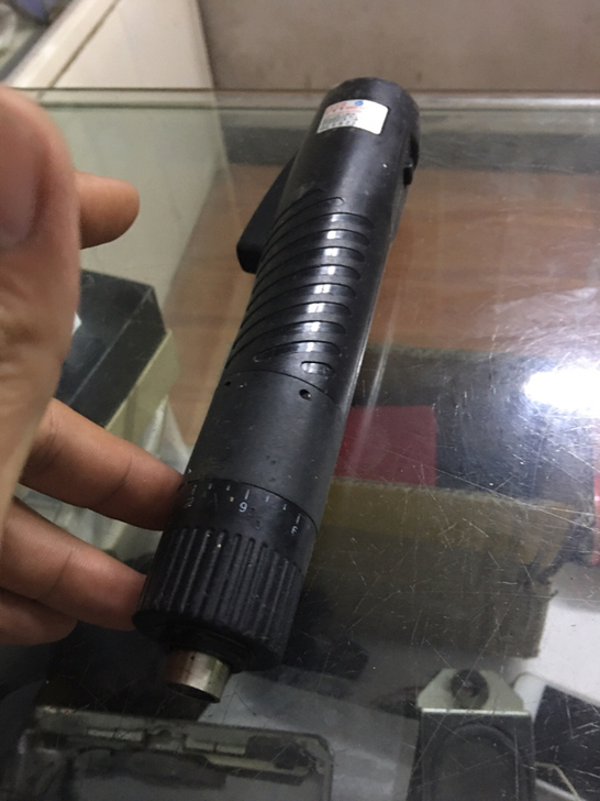 电动螺丝刀没有电源。 可以拆手机也可以拆家...