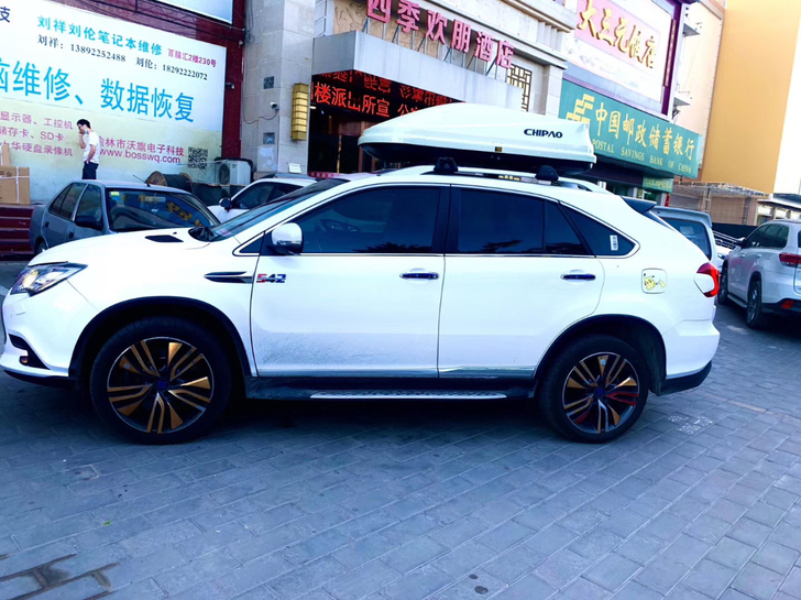 出售车顶行李箱,带横杆,绝对大容量,上面白...