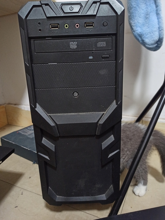 这个带电源，带光驱的机箱，挡板都在，电源线...