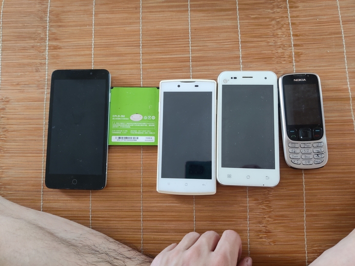 左边酷派大神F1,oppo r830右边是...