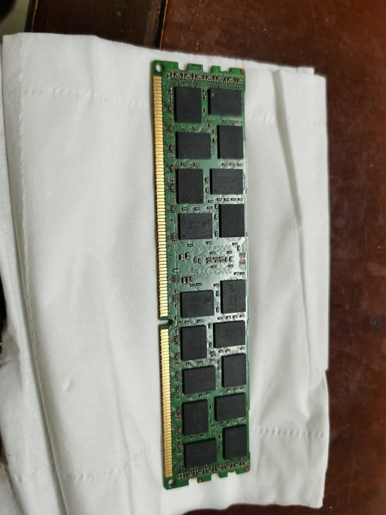 自己电脑换下来的一根DDR3 8G的内存条...