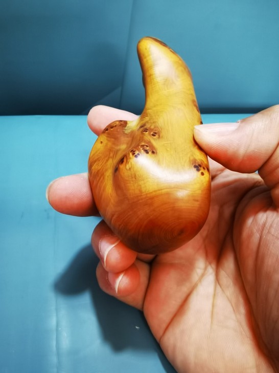 满瘤疤崖柏手把件，长12cm，十分难得的满...