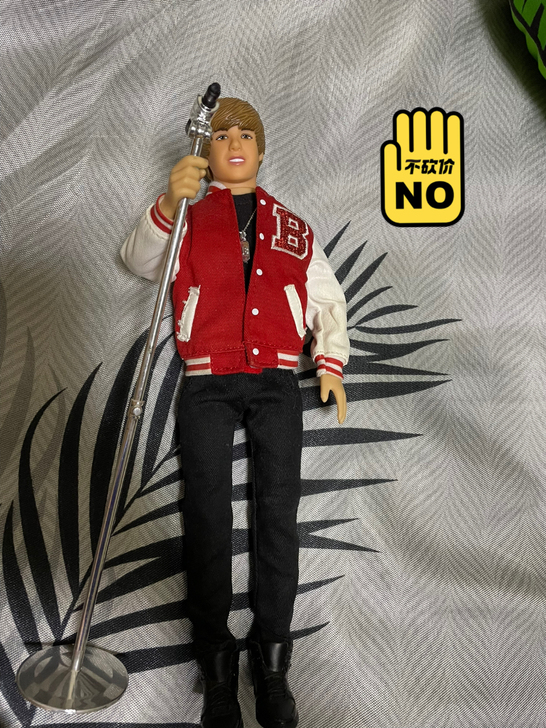 贾斯汀比伯芭比娃娃，有原包装盒，但是压床底...