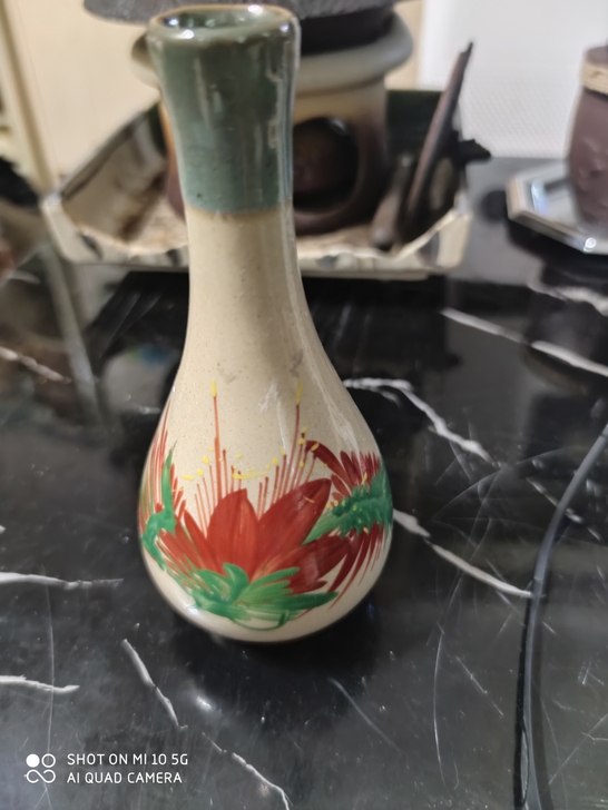 琉球烧的小花瓶，摆着办公桌 ，茶桌很是吸人...