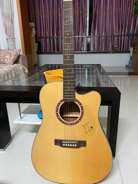 去年夏天儿子学吉他在老是那边买的，现在孩子...