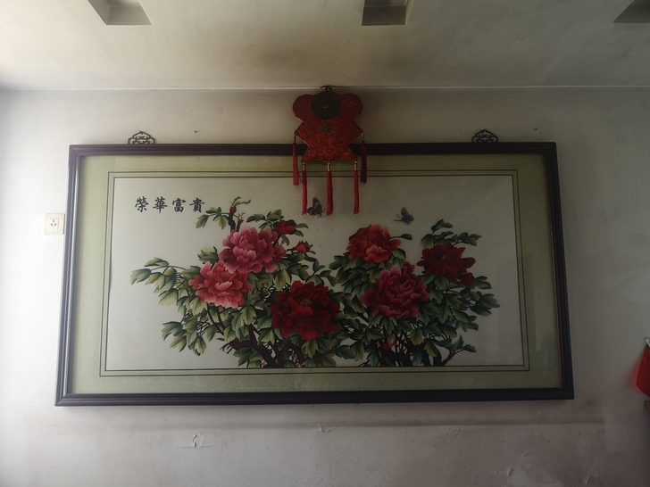 家里装修翻新出闲置刺绣画,边框很高级(据说...