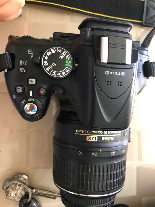 尼康D5200 几乎全新,出去玩的时候用过...