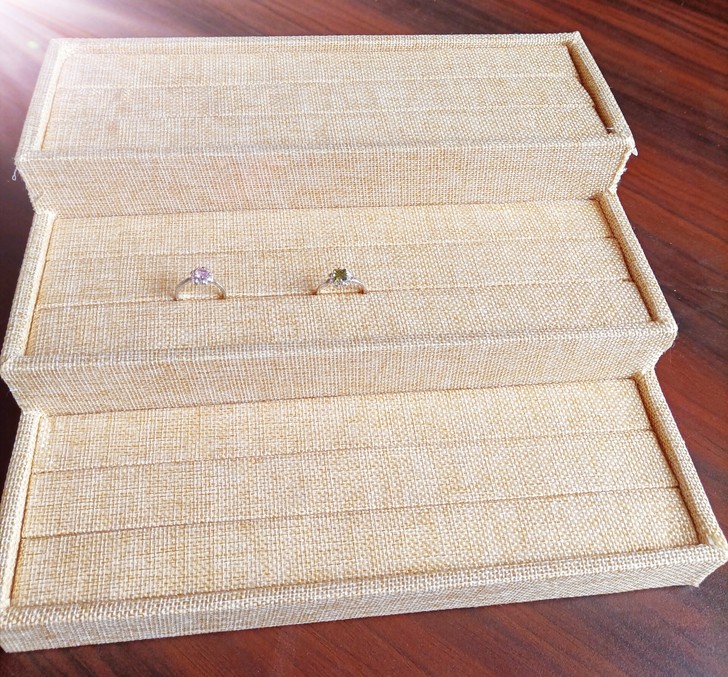 亚麻阶梯戒指盘。规格：宽26*深24*高9...