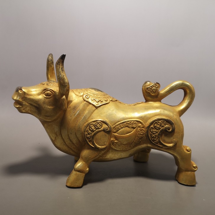铜鎏金牛，器型厚重，形制端正；通体光素，色...