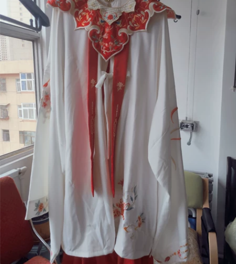 汉服～同出的还有图上的头饰及鞋子。 鞋子：...