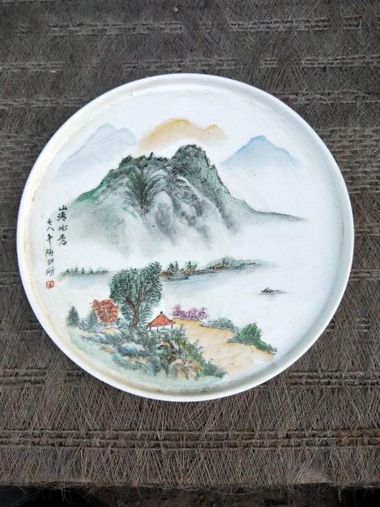 七八十年代手绘粉彩山水大盘，品相完整，确保...