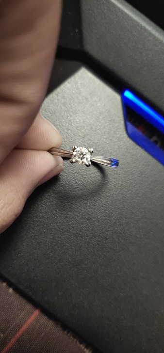 钻石戒指，真钻，非全新有盒子有证书，电商购...
