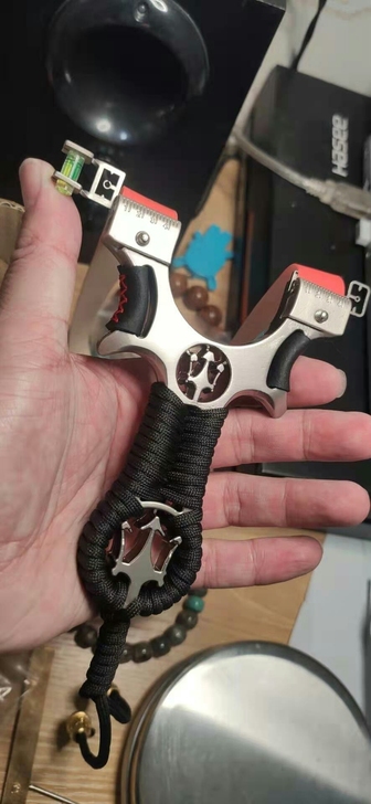 全新扁皮筋快压弹弓便宜出如图弹弓架一把，送...